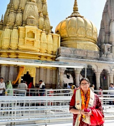 Smriti Irani offers prayers at Baba Vishwanath temple in Kashi