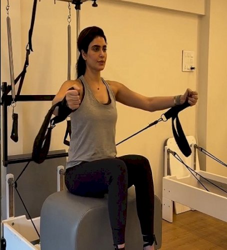 Mommy-to-be Karishma Tanna flaunts her baby bump as she works out in the gym