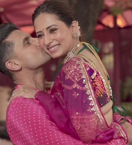 Ravie Dubey gets romantic in BTS glimpse recreating ‘Hum Saath Saath Hain’ moment, kisses Sargun Mehta