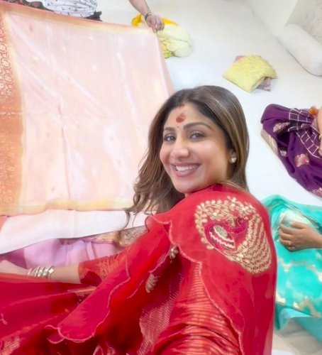 Shilpa Shetty goes ‘saree bingeing’ in Banaras