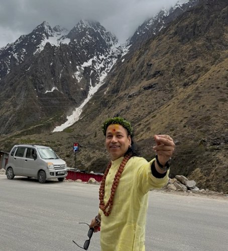 After Kedarnath, Kailash Kher takes blessings at Badrinath