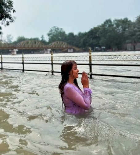 Genelia D'Souza takes a dip in the Ganga, says she 'remembered Navra' Riteish Deshmukh on 'Vat Purnima'