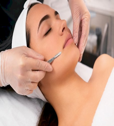 Dermaplaning Guide: Everything You Need to Know for Smooth, Glowing Skin