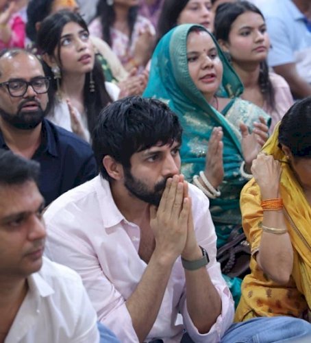 Kartik Aaryan seeks blessings with parents at Mahakaleshwar Temple after National Award win