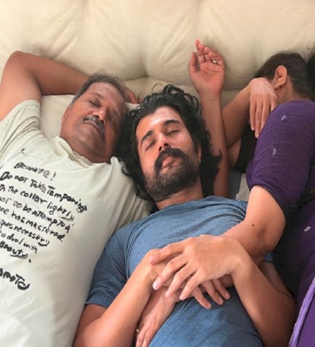 Vijay Deverakonda spends the day chilling with parents as shoot gets cancelled due to rain