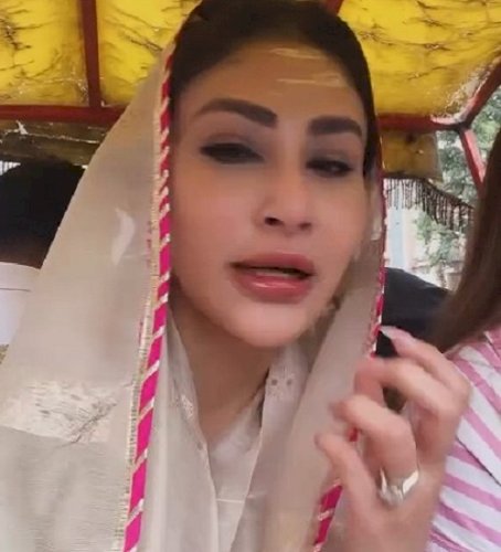 Mouni Roy offers prayers at Kashi Vishwanath during Sawan