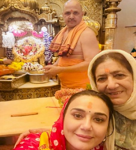 Preity Zinta recalls a heartwarming visit to Siddhivinayak temple with mom on Ganesh Chaturthi