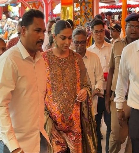 Ranveer Singh, Deepika Padukone seek blessings at Siddhivinayak Temple ahead of 2nd baby's arrival