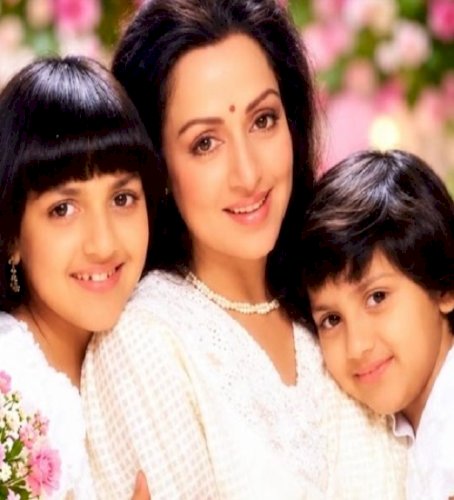 Hema Malini calls Esha and Ahana her 'treasures' on Daughter’s Day