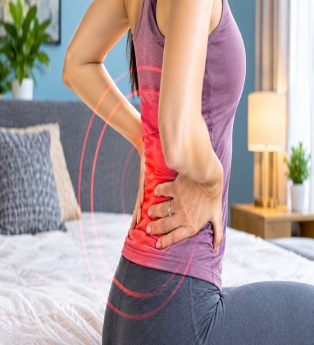 Does your back stiffen when you wake up in the morning? These are the reasons why this can cause discomfort. Here's how to get relief.